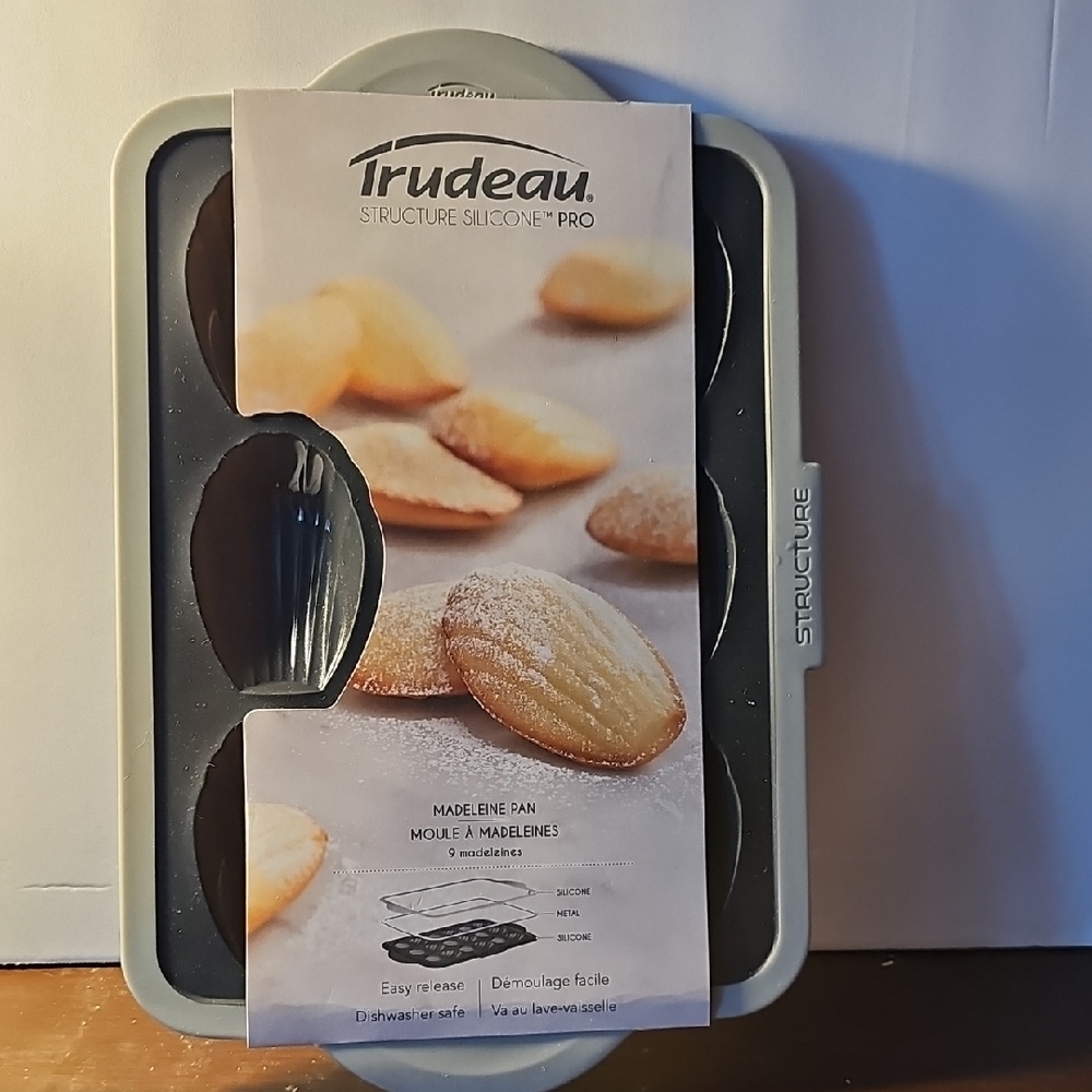 Trudeau Structured Silicone Pro Madeleine Pan